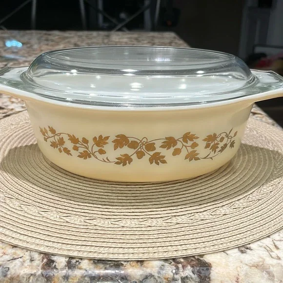 Pyrex Golden Acorn Casserole Dish and Lid - Picture 1 of 11